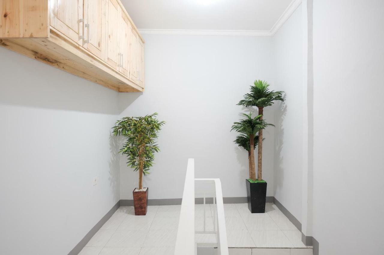 Hotel Reddoorz Syariah Near Siloam Hospital Kebon Jeruk Jakarta Exteriér fotografie